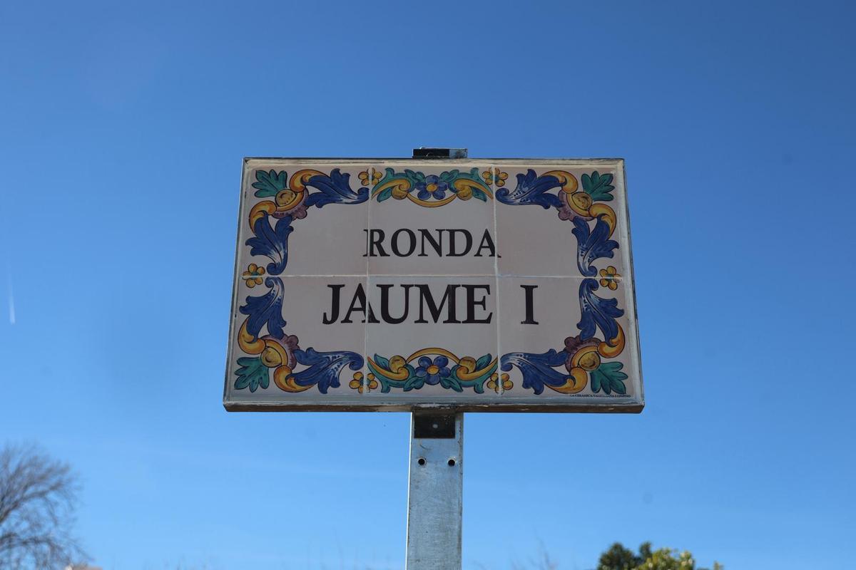 Ronda Jaume I de Manises, con cerámica autóctona de José Gimeno.