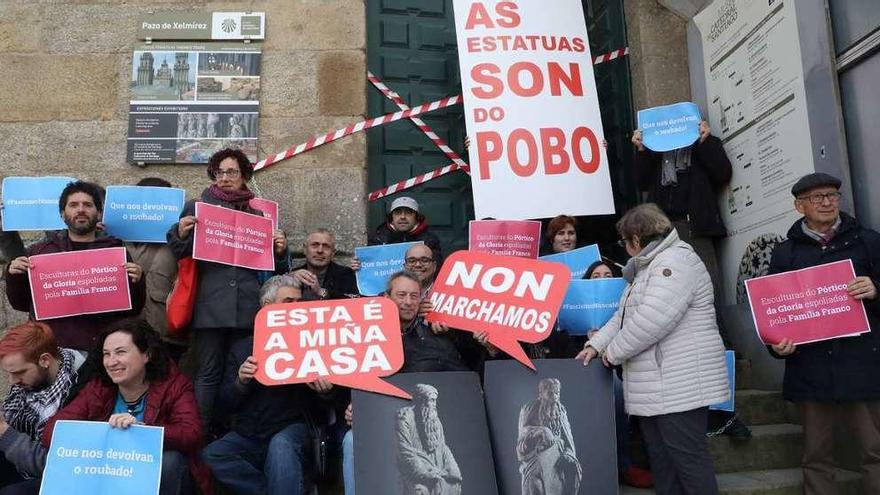 Miembros del BNG, cerrando el paso a Xelmírez donde están las esculturas que se devolverán a los Franco.