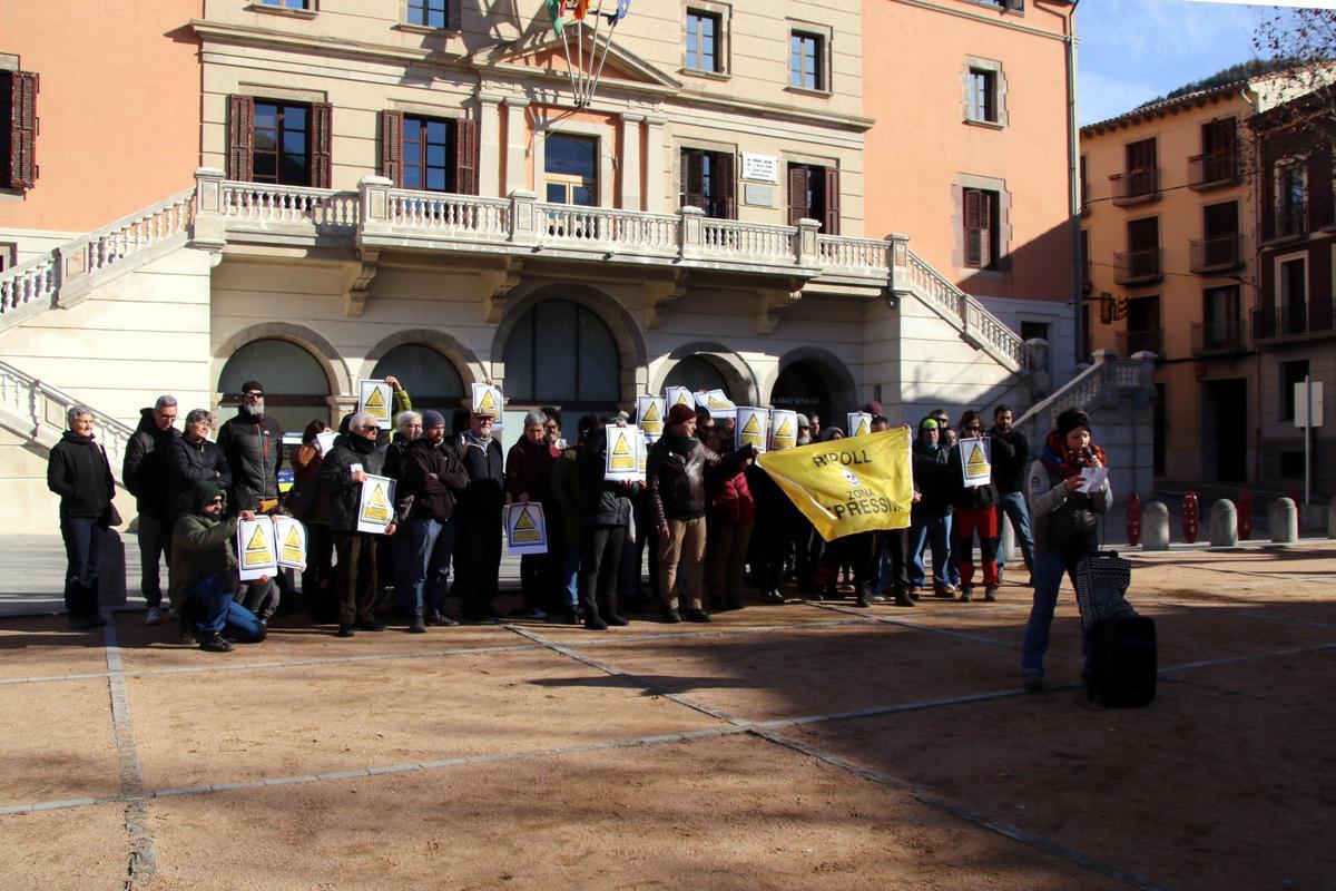 Concentració davant de l'Ajuntament de Ripoll convocada per la Metxa aquest dissabte