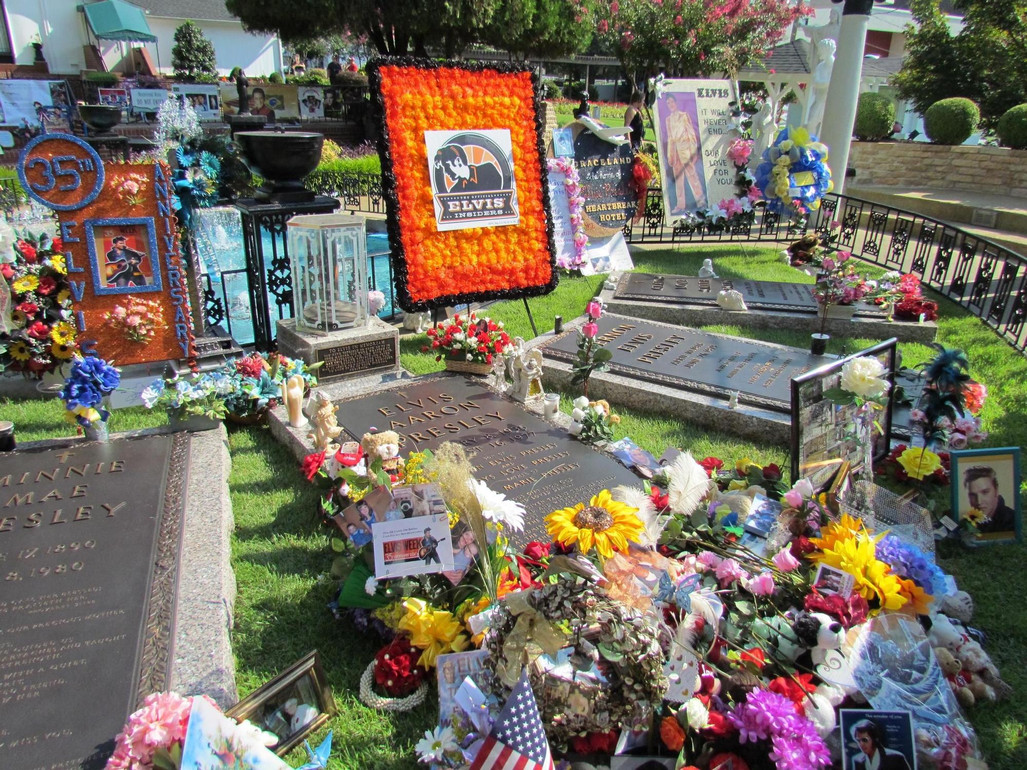 Celebración de un aniversario de la muerte de Elvis en su casa/santuario Graceland, en Memphis, donde se encuentran su tumba y las de varios familiares..