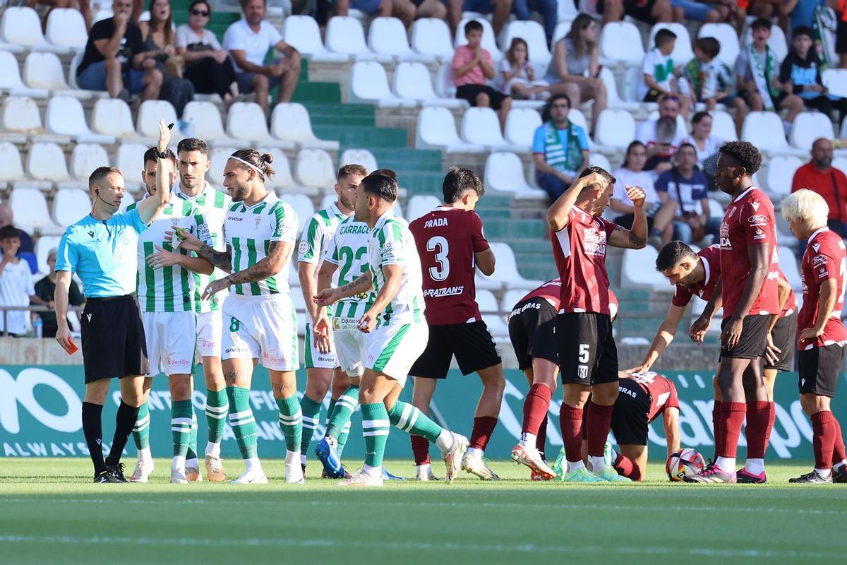 La acción en la que Kike Márquez ve la tarjeta roja directa en el cruce de la primera vuelta ante el Mérida.