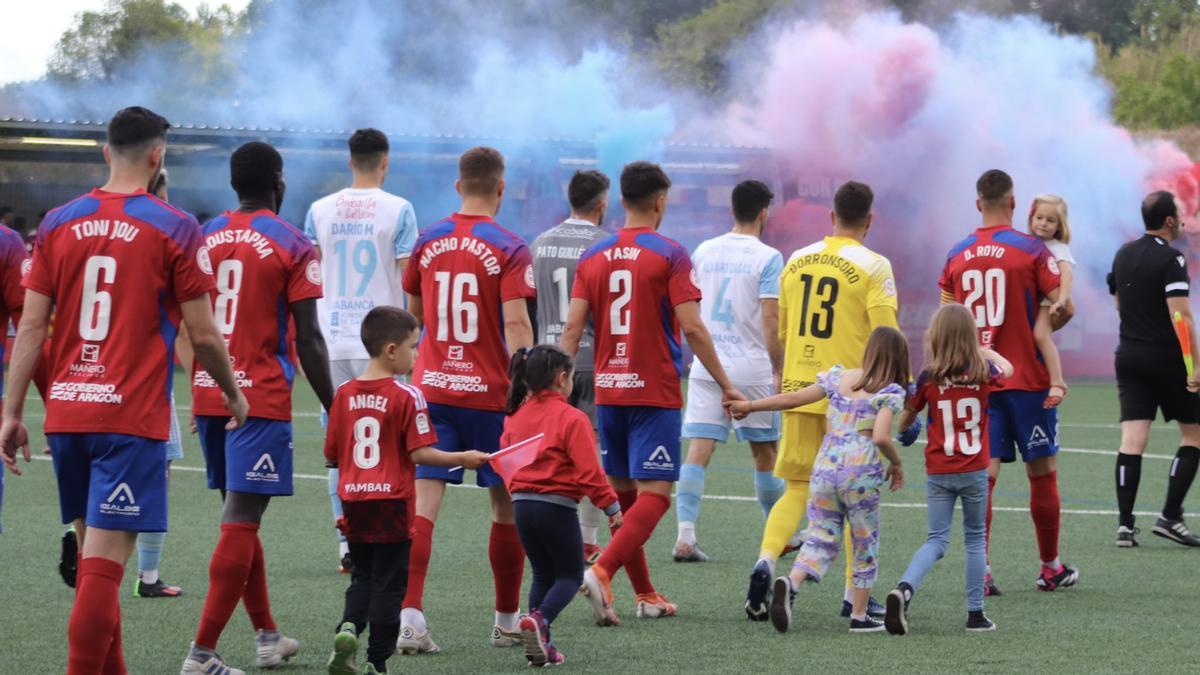 Los jugadores del Tarazona saltan a un abarrotado Municipal en el encuentro de vuelta contra el Compostela.