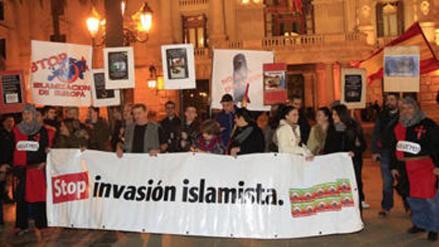 Organizadores y asistentes a la concentración en la plaza del Ayuntamiento.