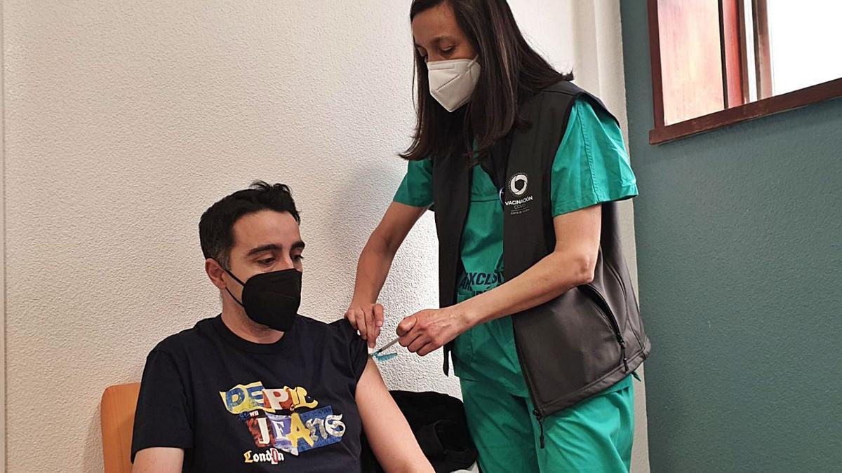 Rubén Hernández, profesor del colegio Víctor López Seoane de  Coruña, recibe la vacuna, ayer. |   // L. O.