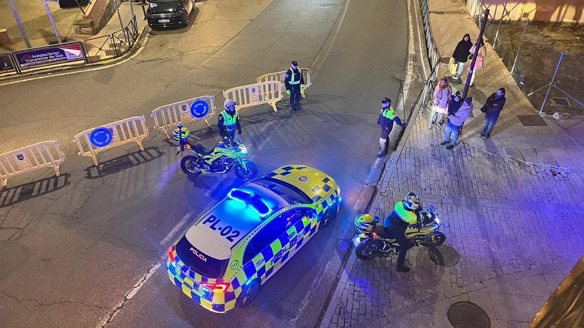 Rápida actuación de la Policía Local de Plasencia tras la cabalgata: trasladó a un hombre con síntomas de infarto al hospital.