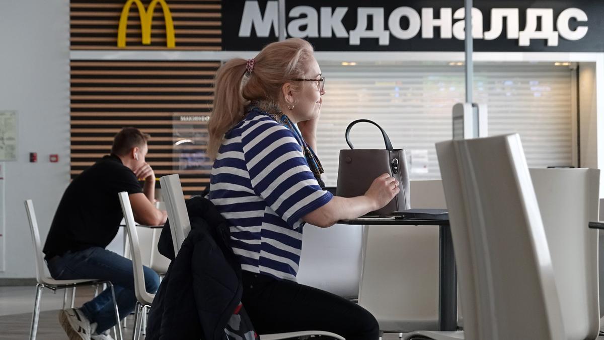 Restaurante McDonald's cerrado en un centro comercial de en Moscú. Como resultado de las sanciones impuestas por Occidente a Rusia, varias marcas como McDonald's, Ikea, Louis Vuitton, Chanel, Prada, Gucci, Dior, Apple, Master Card Visa y otras, han anunciado la suspensión o limitación de su negocio en Rusia.