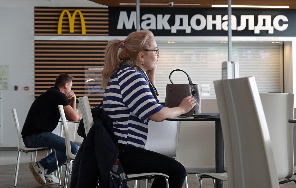 Restaurante McDonalds cerrado en un centro comercial de en Moscú. Como resultado de las sanciones impuestas por Occidente a Rusia, varias marcas como McDonalds, Ikea, Louis Vuitton, Chanel, Prada, Gucci, Dior, Apple, Master Card Visa y otras, han anunciado la suspensión o limitación de su negocio en Rusia.