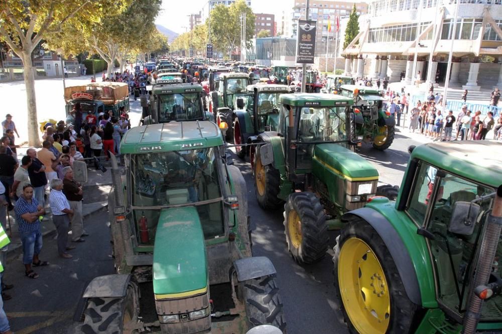 Protesta de agricultores en la Asamblea Regional