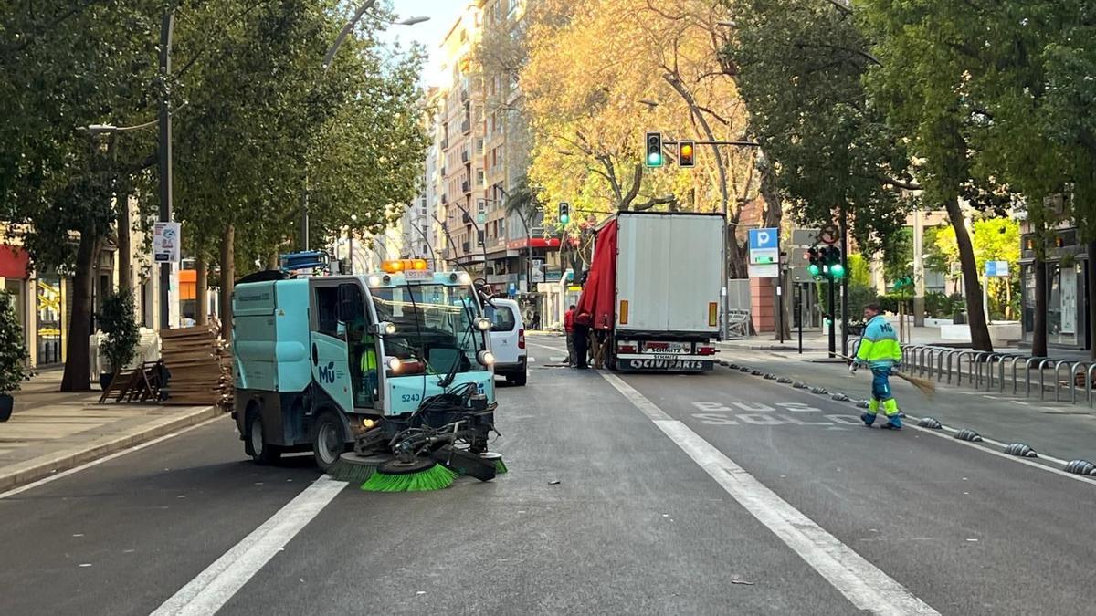 Labores de limpieza en las calles de Murcia tras la celebración del gran desfile del Entierro de la Sardina.