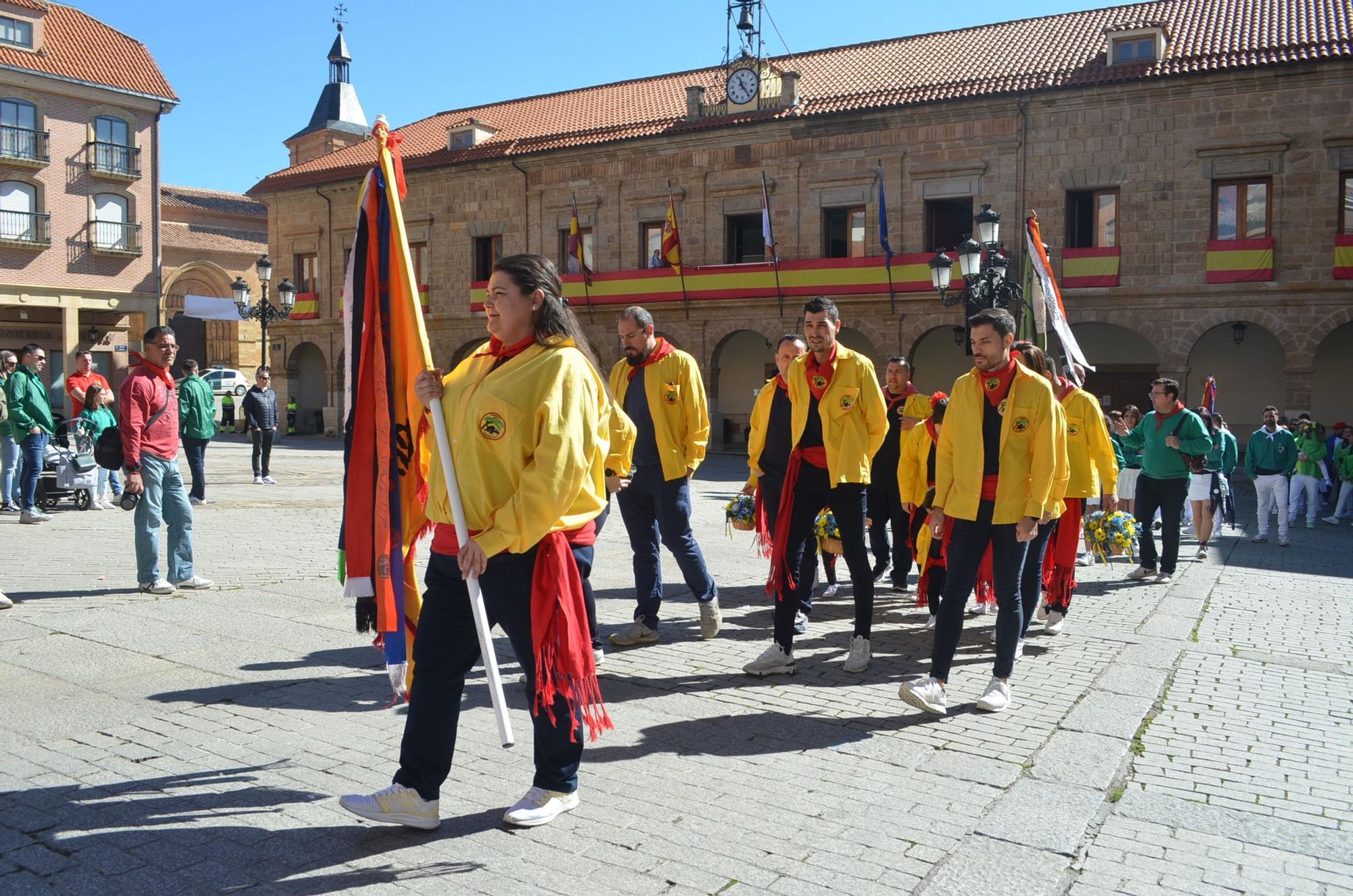 Fiestas de la Veguilla en Benavente: La patrona procesiona blindada por las doce peñas oficiales