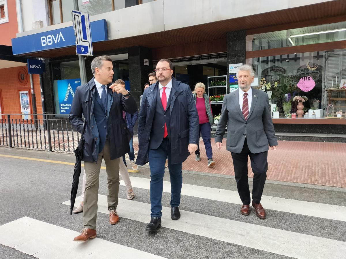 Por la izquierda, Gonzalo Asenjo, Adrián Barbón e Ignacio García Palcios, cruzando un paso de peatones en la avenida principal de Navia