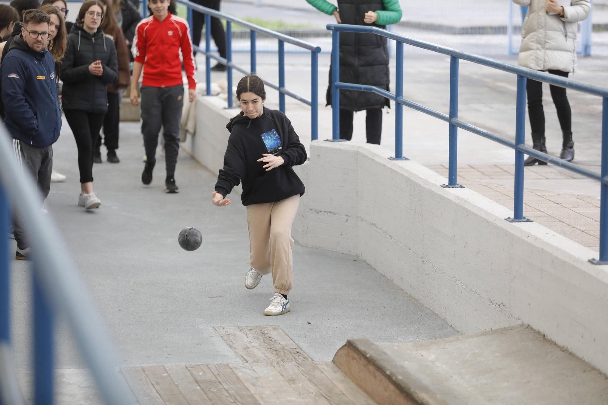 EN IMÁGENES: Así jugaron a los bolos batientes los estudiantes del instituto de La Magdalena