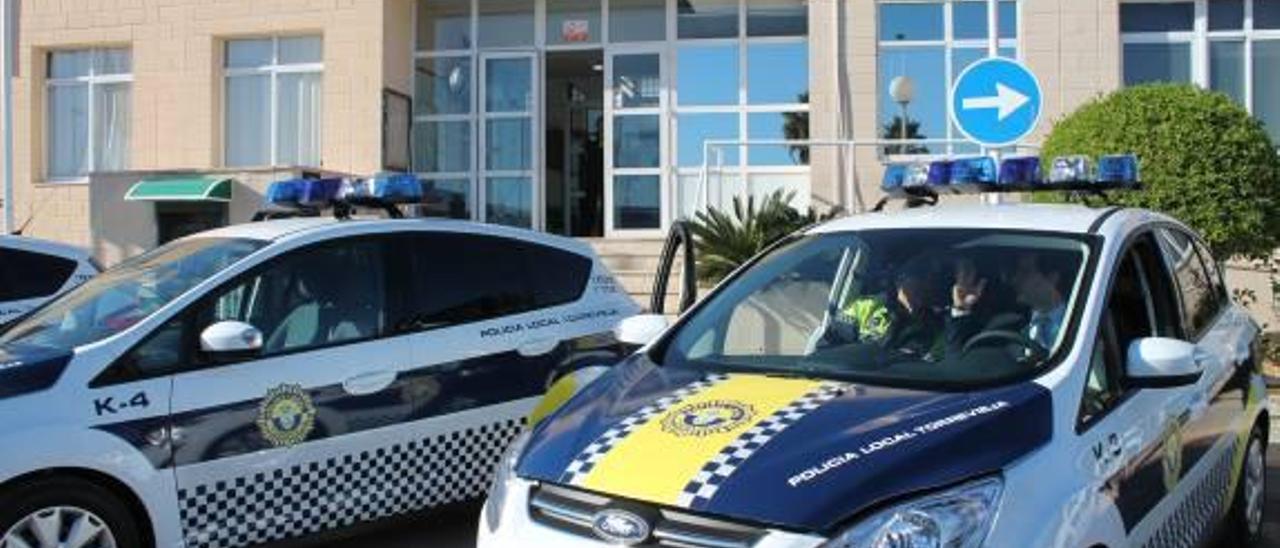 Expedientan a un policía por ausentarse de su puesto en un coche de camuflaje