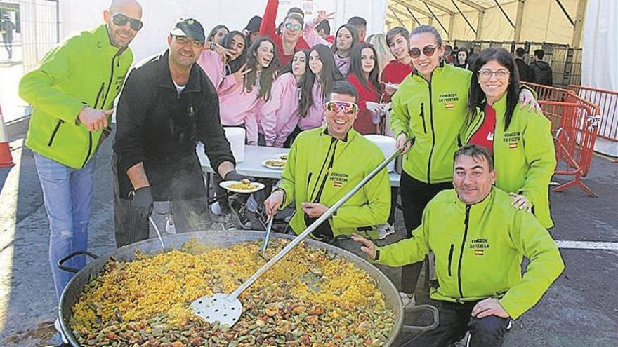 Las peñas festejan su día grande con un pasacalle con charanga, paella y yincana