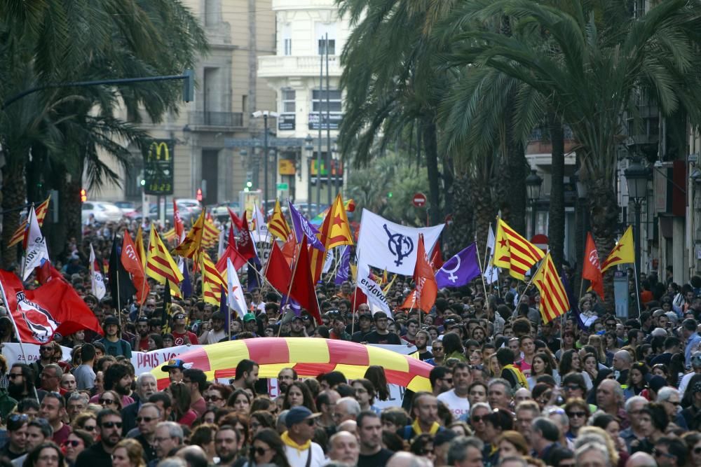 Manifestación en Valencia con motivo del 25 d'Abril