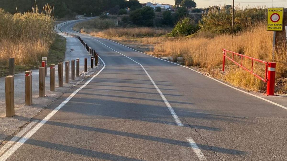 A la derecha, las nuevas protecciones, de color rojo y con franjas blancas. | MEDITERRÁNEO