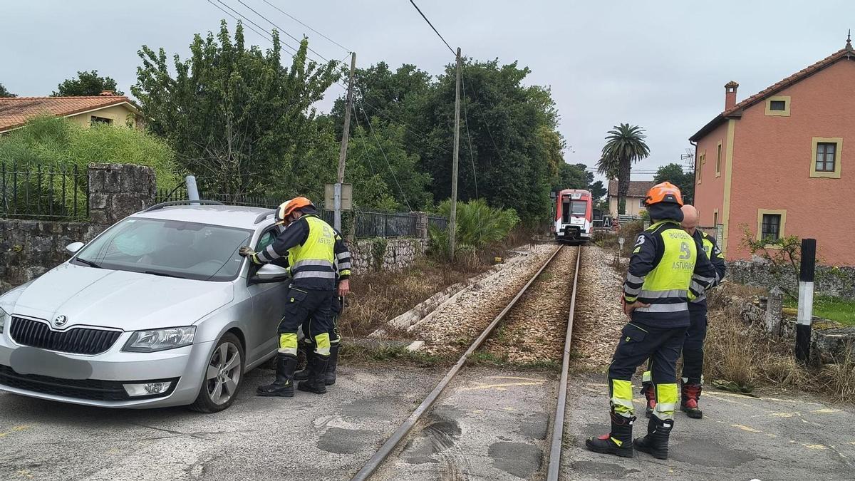 Los bomberos en el lugar del accidente.