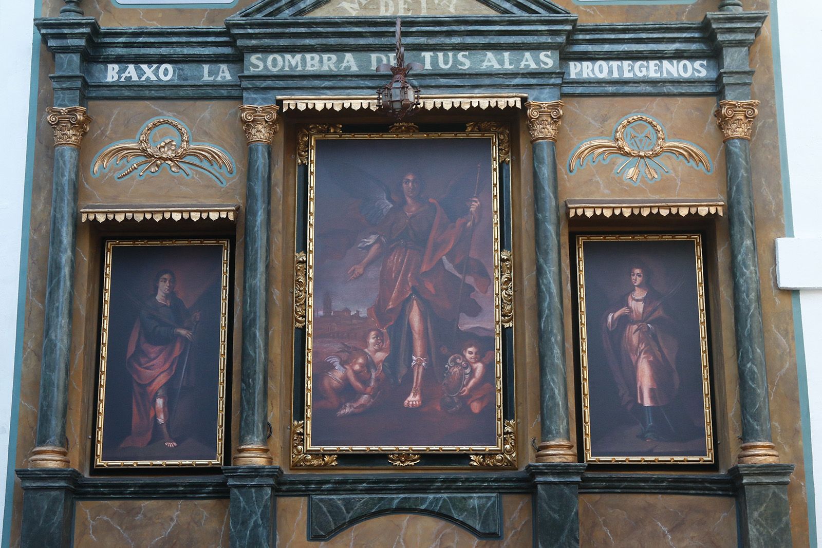 El retablo de la calle Lineros ya luce como nuevo tras su restauración