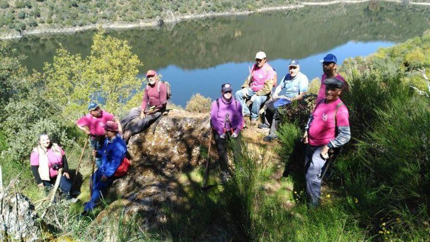 Senderistas en un anterior recorrido por Arribes