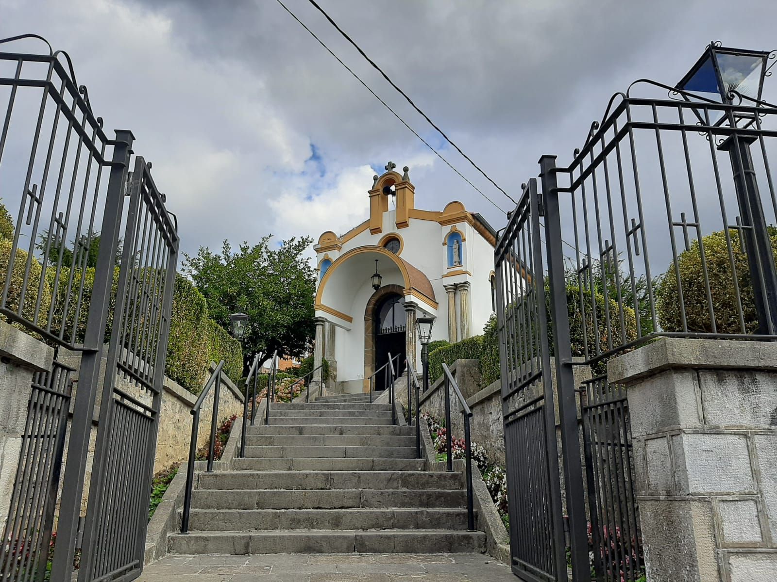 La Pola honra al Cristo de Santa Ana