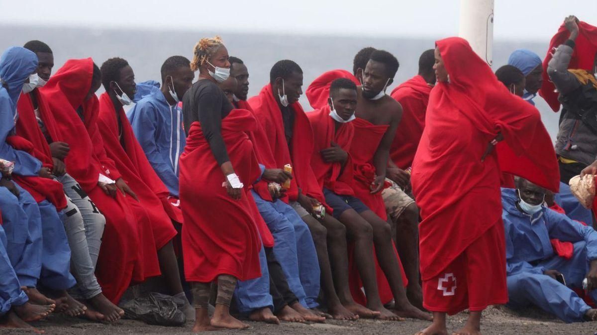 Varios inmigrantes llegados en patera a Canarias.