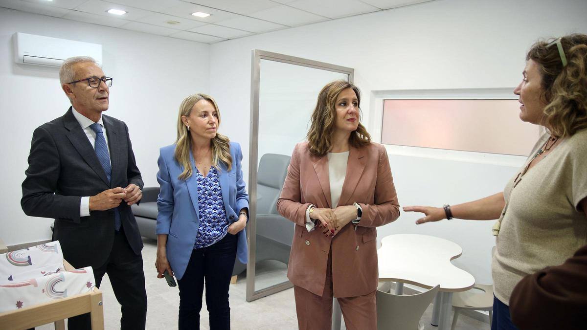 Visita de María José Catalá a la sala de lactancia del mercado de Castilla.