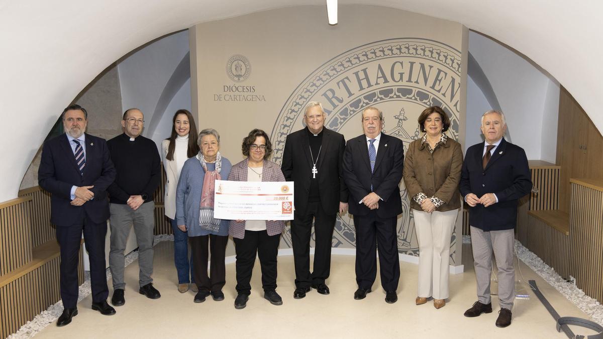 Entrega parte del óbolo del Año Jubilar, que irá destinado al proyecto Infancia de Cáritas