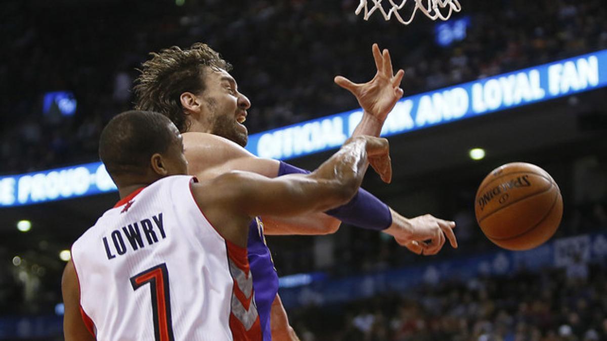 Kyle Lowry frustra una canasta de Pau Gasol