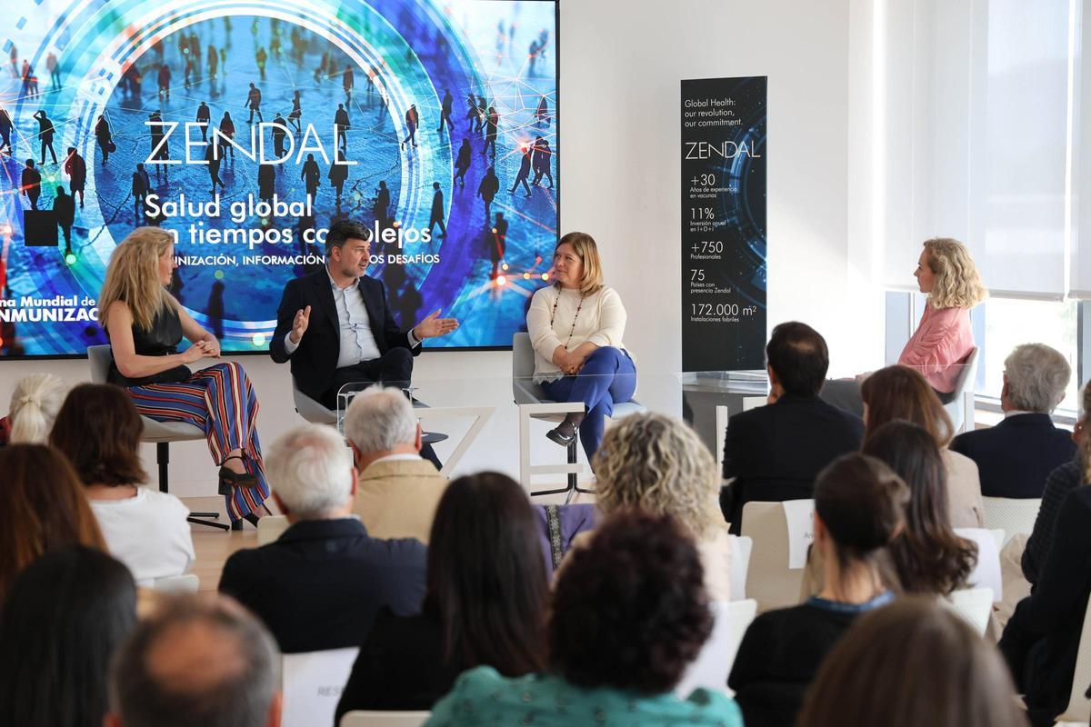 Graziella Almendral, Nicolás González y Ljubisa Latinovic, ayer, durante el encuentro celebrado en Zendal.