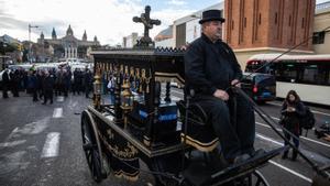 Centenares de conductores de VTC escenifican un funeral del sector y hacen una marcha lenta por Barcelona