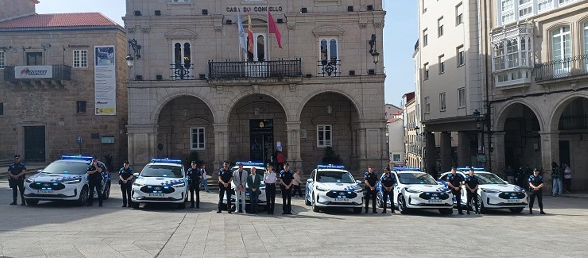 El alcalde de Ourense, Gonzalo Pérez Jácome, presentó los vehículos este lunes en la Plaza Mayor