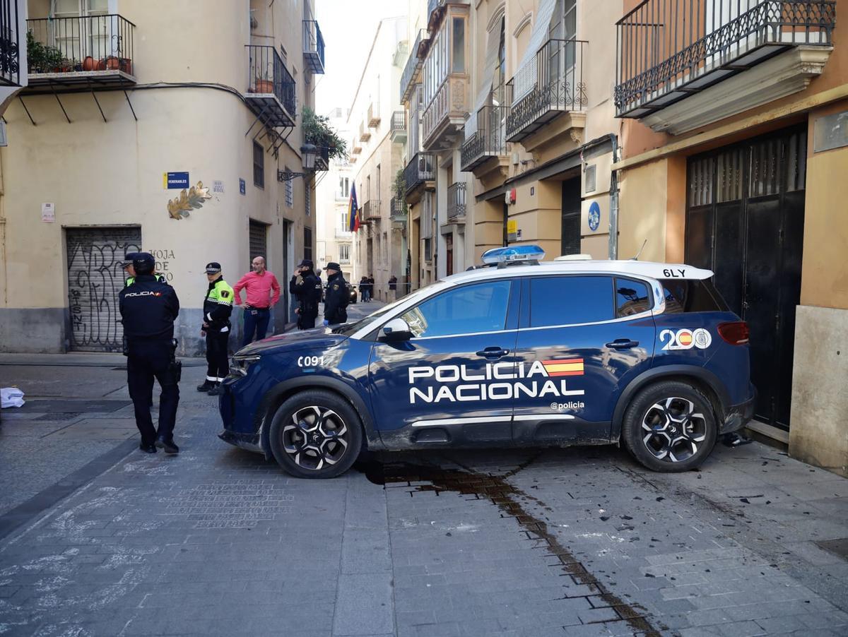 Agentes de la Policía Nacional en el lugar del accidente