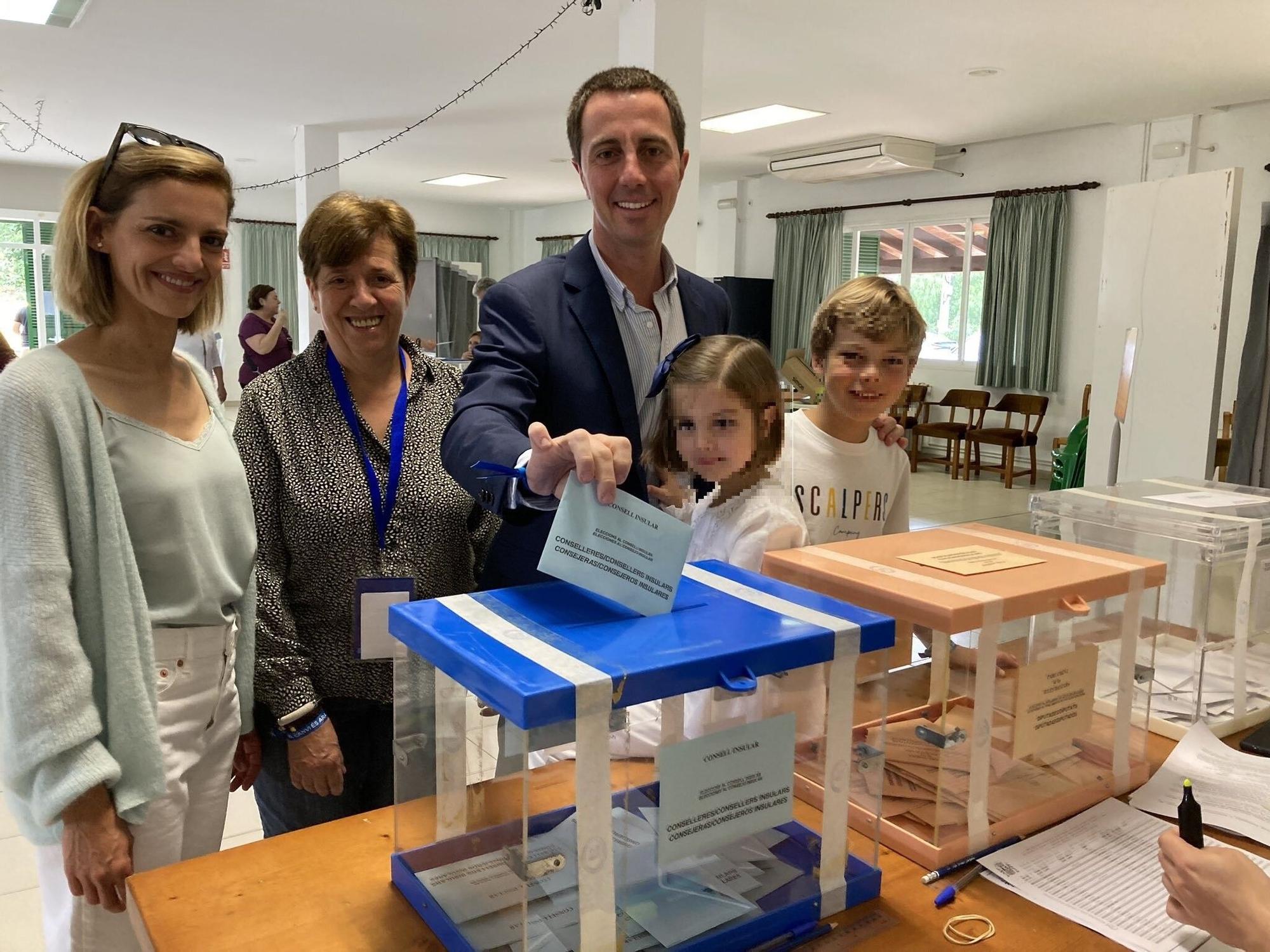 El presidente del PP de Mallorca y candidato a la presidencia del Consell, Llorenç Galmés, vota en Santanyí.