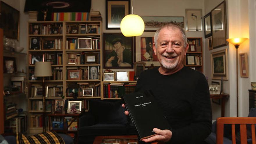 José Infante, esta semana en su casa, con su nueva antología de medio siglo de creación poética, Elegías y meditaciones.