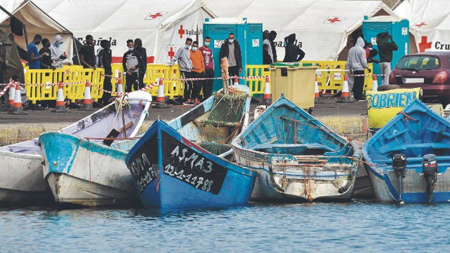 El muelle de Arguineguín reúne a 860 inmigrantes tras los traslados a centros