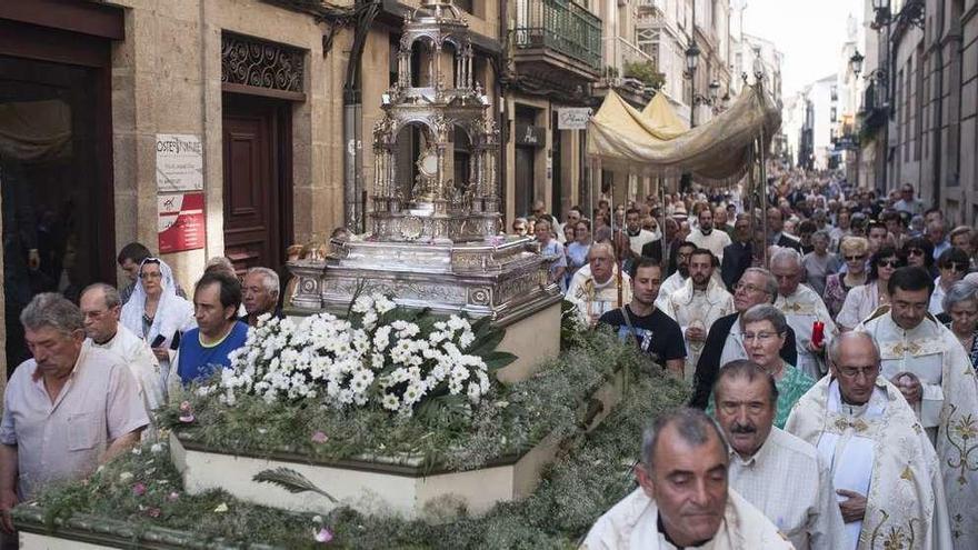 Procesión del Corpus por las calles del casco viejo de Ourense. // Brais Lorenzo
