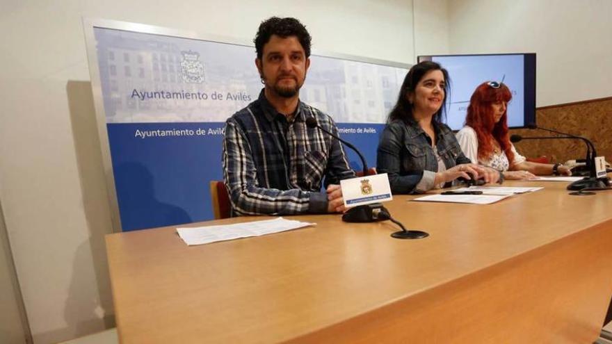 Iván Rotella, la concejala Yolanda Alonso y Ana Fernández, ayer, durante la presentación del nuevo curso sobre sexología.