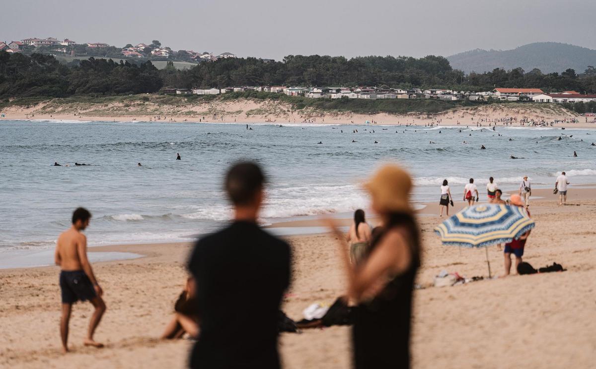 Bañistas en las playas de Somo y Loredo, que cada año pierden hasta dos metros de tierra em favor del mar.