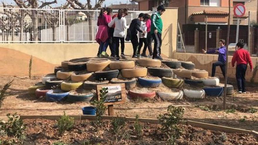 Los estudiantes pueden disfrutar de un espacio de juegos.