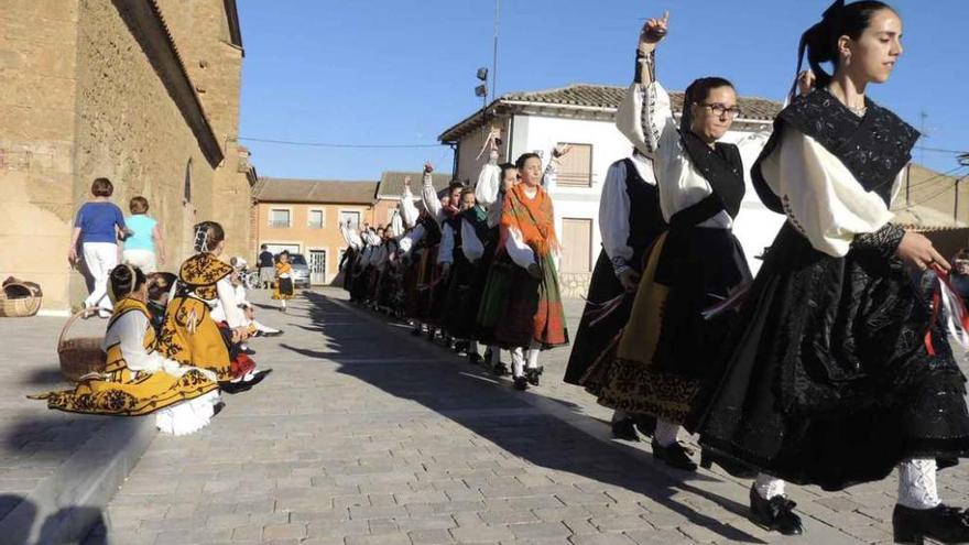 Un baile muy singular interpretado por los danzantes de San Cristóbal.