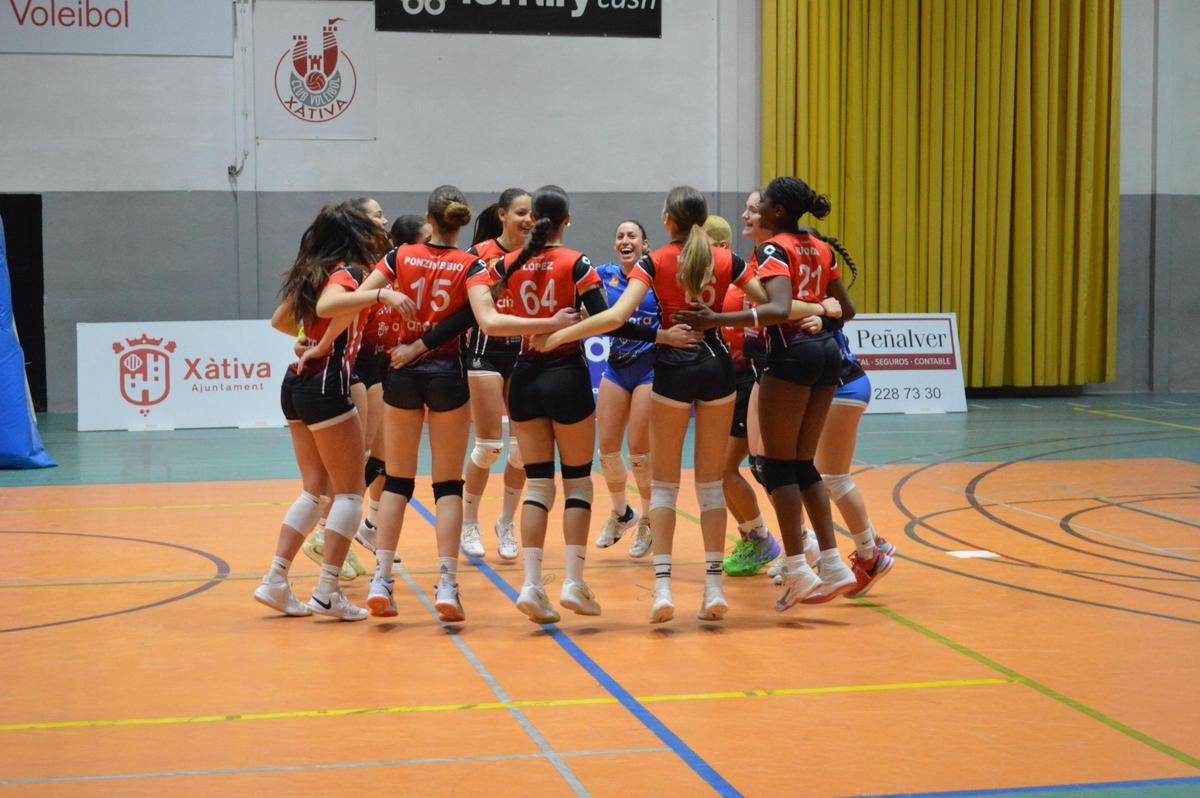 Las chicas del Ahora Vóley Xàtiva celebran la victoria frente al Almería.