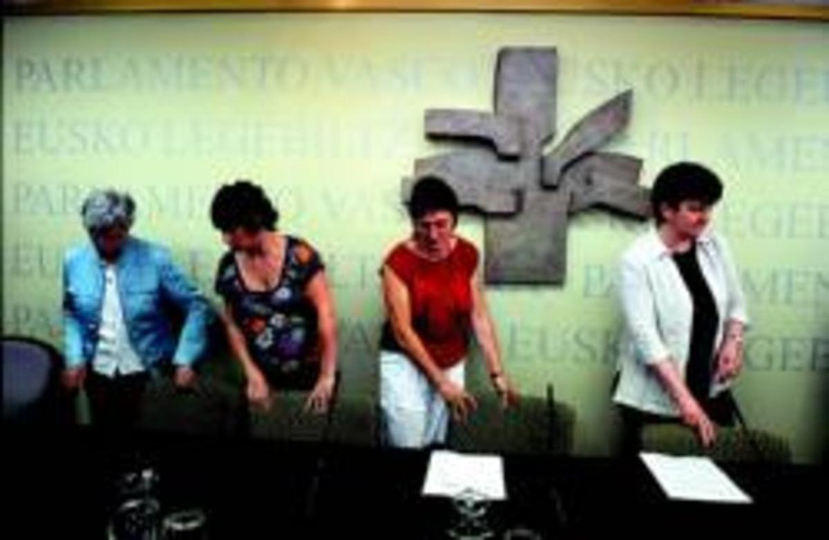 Erauskin (dreta) i tres diputades més d’EHAK, ahir, abans d’anunciar el seu vot a la Cambra basca. Erauskin (dreta) i tres diputades més d’EHAK, ahir, abans d’anunciar el seu vot a la Cambra basca.
