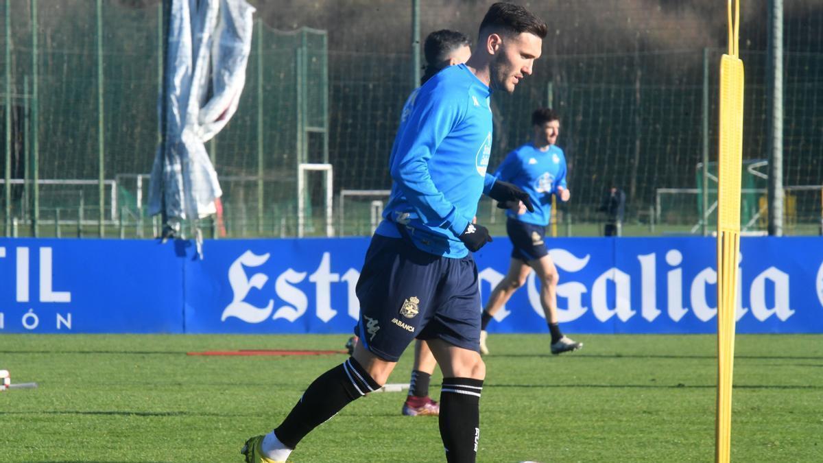 Lucas en el entrenamiento de hoy en Abegondo.