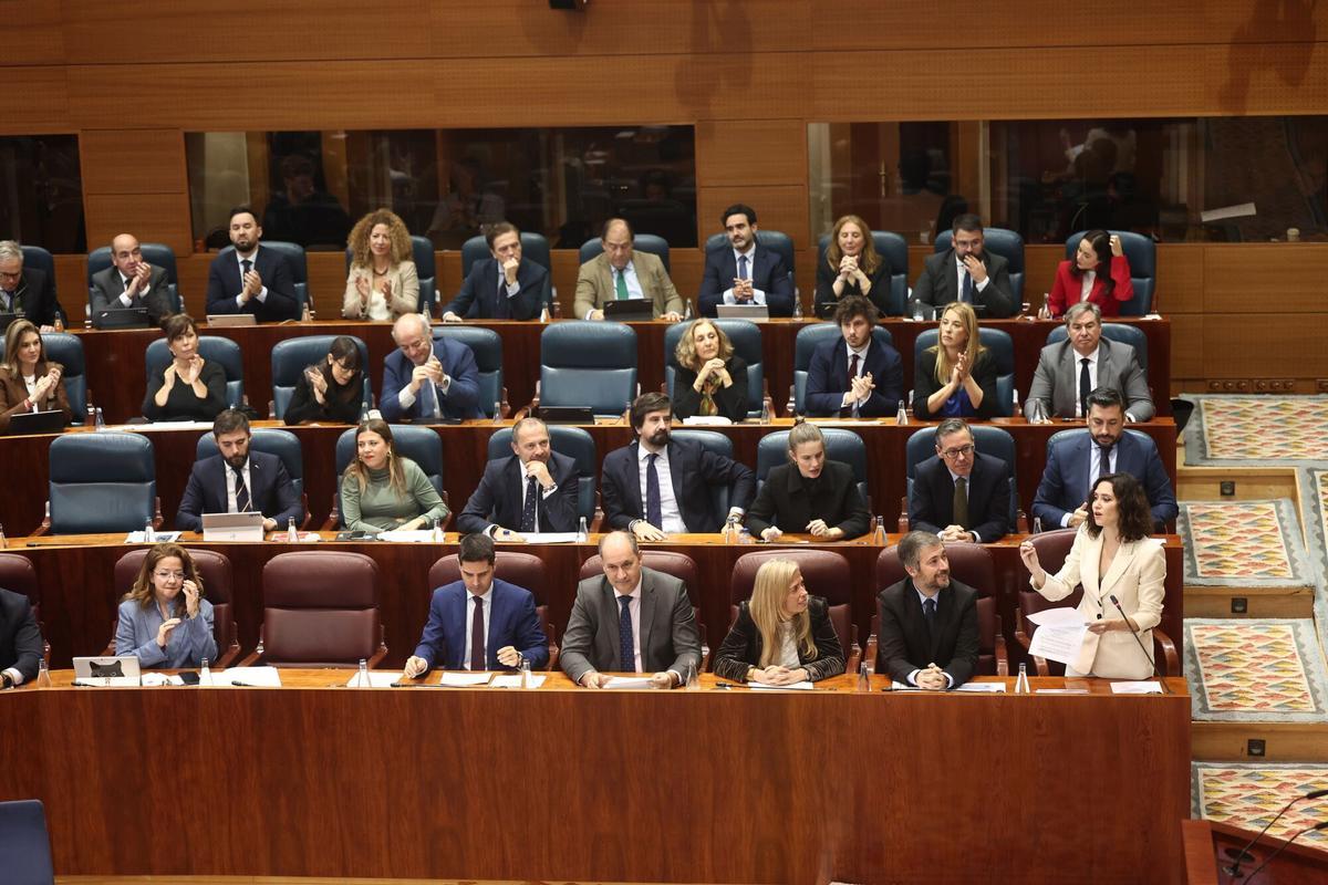 La presidenta de la Comunidad de Madrid, Isabel Díaz Ayuso, interviene durante una sesión plenaria en la Asamblea de Madrid
