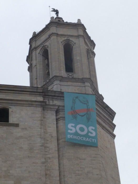 Col·loquen una pancarta de "SOS Democràcia" a la catedral de Girona