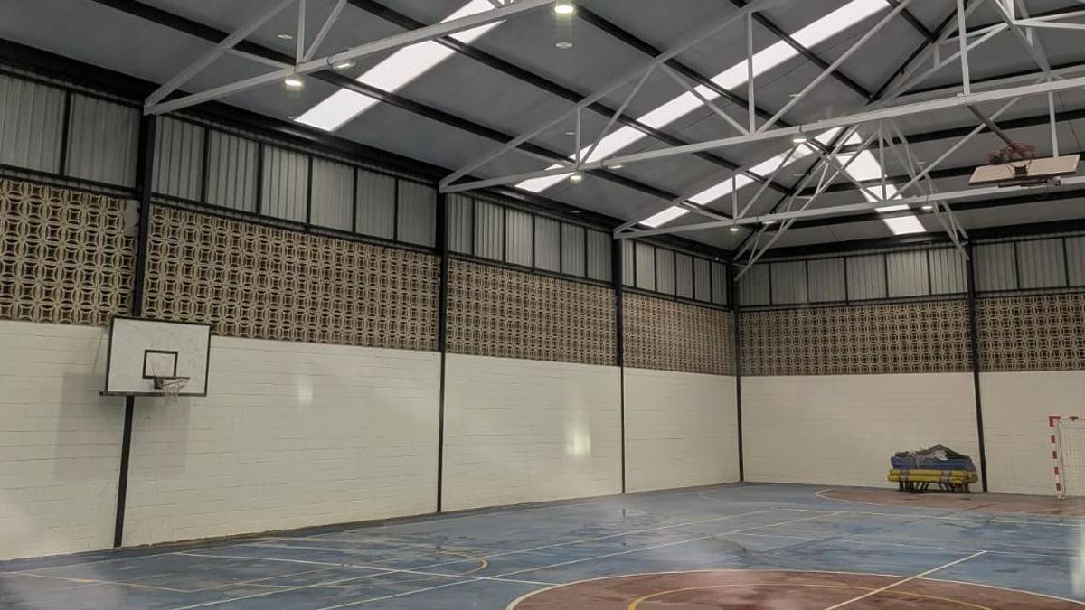 Vista interior del polideportivo con la cubierta ya reparada.