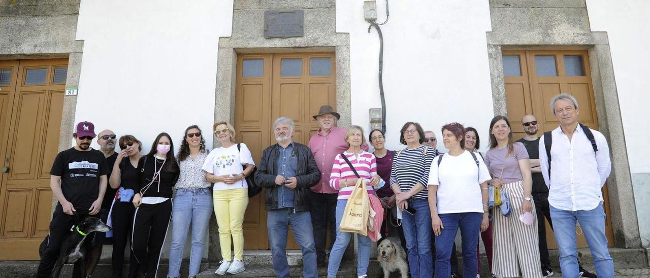 Os participantes na ruta, durante a parada diante da casa natal de José Otero Abeledo.