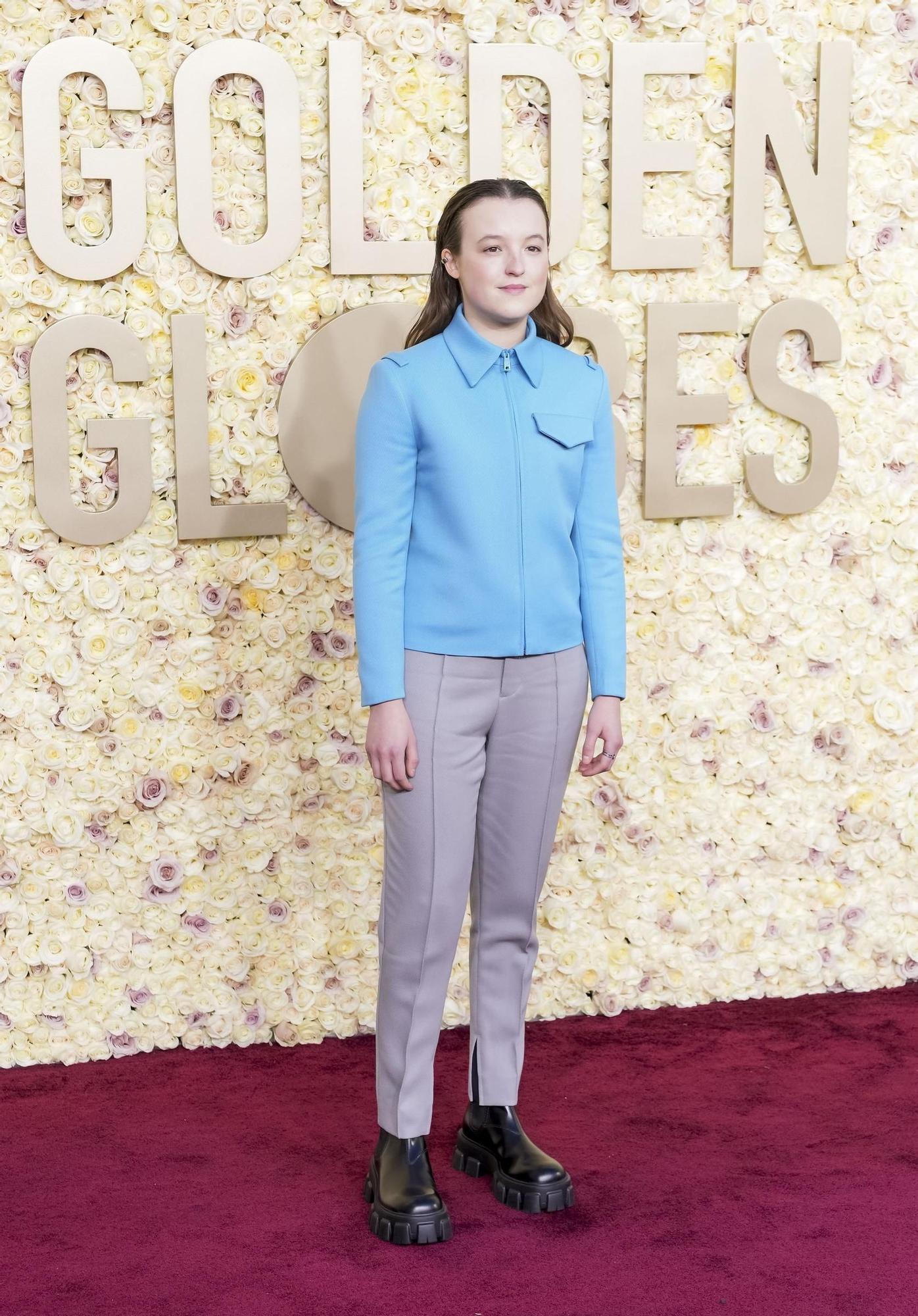 Bella Ramsey, con un traje bicolor minimalista de Prada.