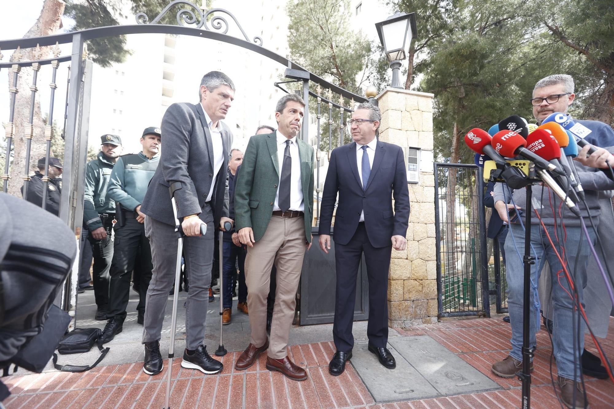 Las autoridades visitan el lugar del incendio.