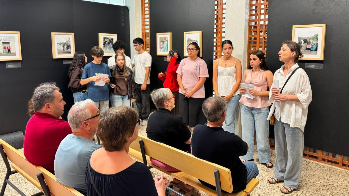 Inauguración de la exposición de fotografía en el instituto de O Mosteirón.